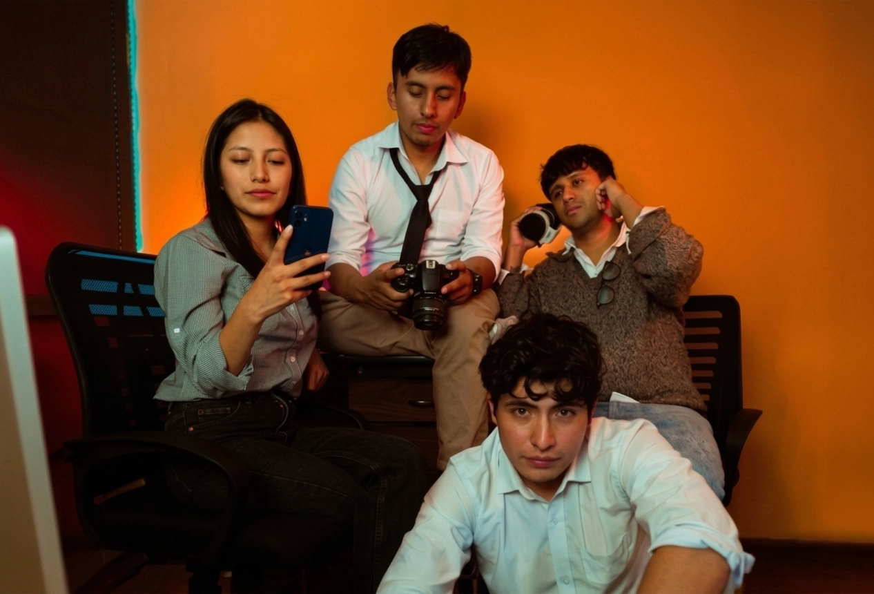 Equipo de Huna Estudios colaborando en estrategia de marketing integrado