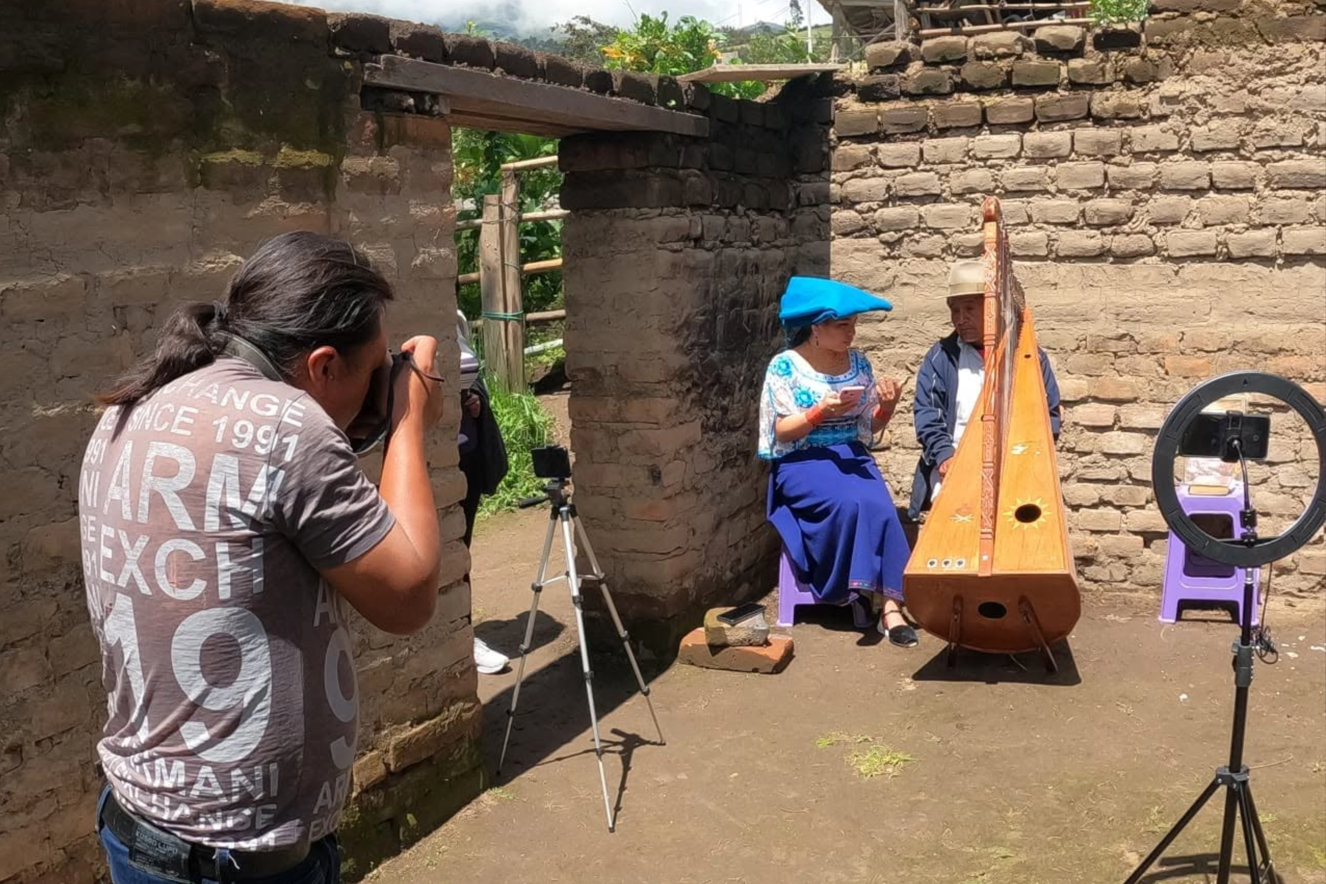 Comerciantes de Otavalo realizando una producción para redes sociales